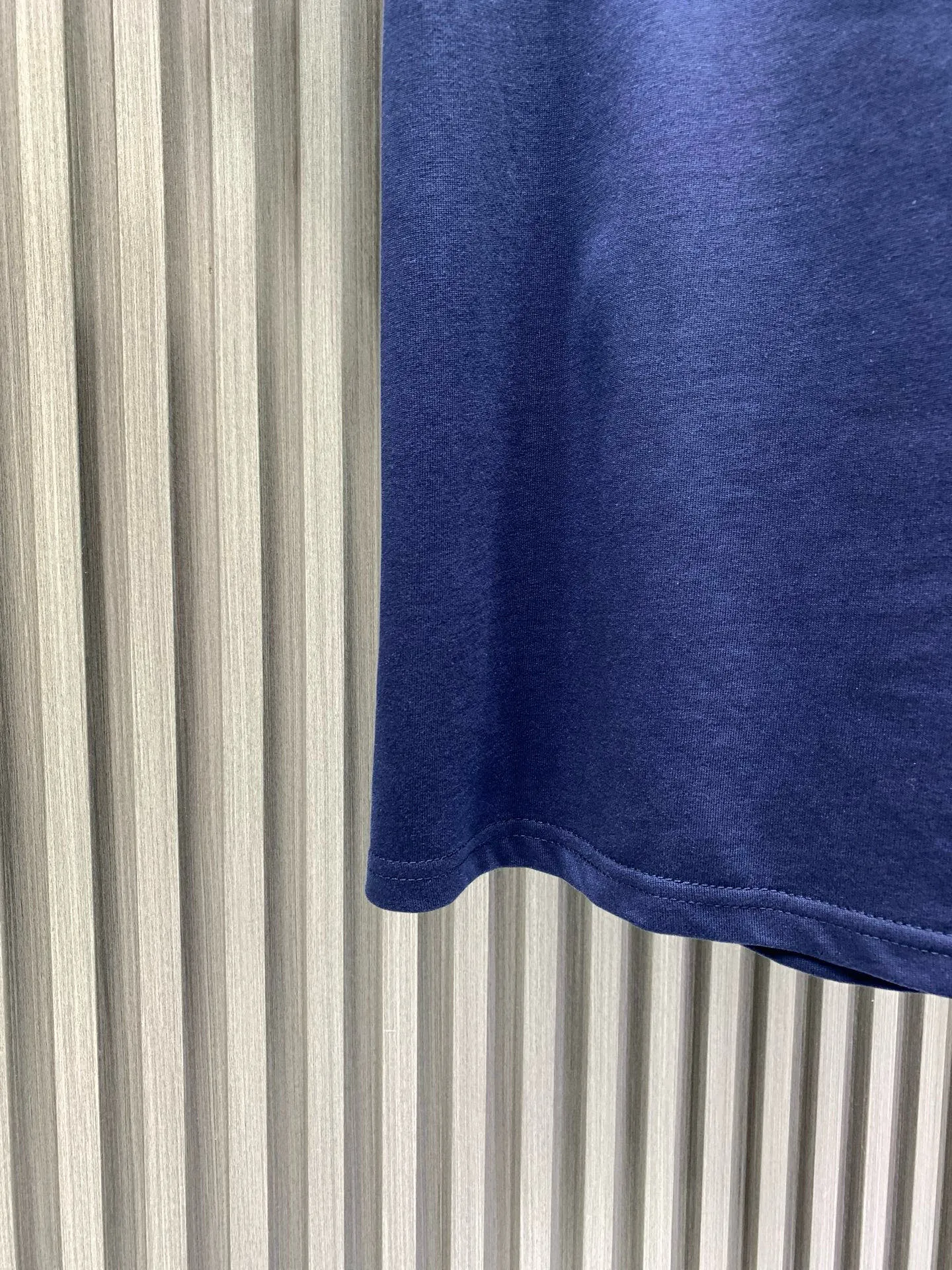 🅿️240 🀄️ Louis Vuitton 1V 2025 new style 1854 diamond letter cotton short sleeves 32-count fine cotton plain fabric is made of combed cotton after a special process. Its fibers are more slender and neat. Therefore, the texture and durability of the fabric are significantly improved. The pure cotton material has excellent moisture absorption. The plain fabric is soft to the touch and comfortable to wear. The fiber structure of combed cotton is tighter. Therefore, the fabric made has better wear resistance and is not easy to pill or deform. The flowers are positioned and embellished with patterns. Diamond selection is to choose diamonds suitable for hot drilling. Diamond arrangement is to arrange the diamonds on the template according to the designed pattern. The diamonds are fixed on the fabric through a hot drilling machine. The color of the back glue should be uniform and consistent, and the firmness should be high. It combines the softness of silicone oil and the high-density characteristics of elastic glue. The material has excellent stretching and recovery properties and can quickly return to its original shape when subjected to external forces to maintain the integrity and clarity of the pattern.